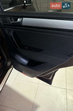 Внедорожник / Кроссовер Volkswagen Touareg 2012 в 