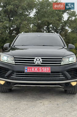 Внедорожник / Кроссовер Volkswagen Touareg 2015 в Ровно