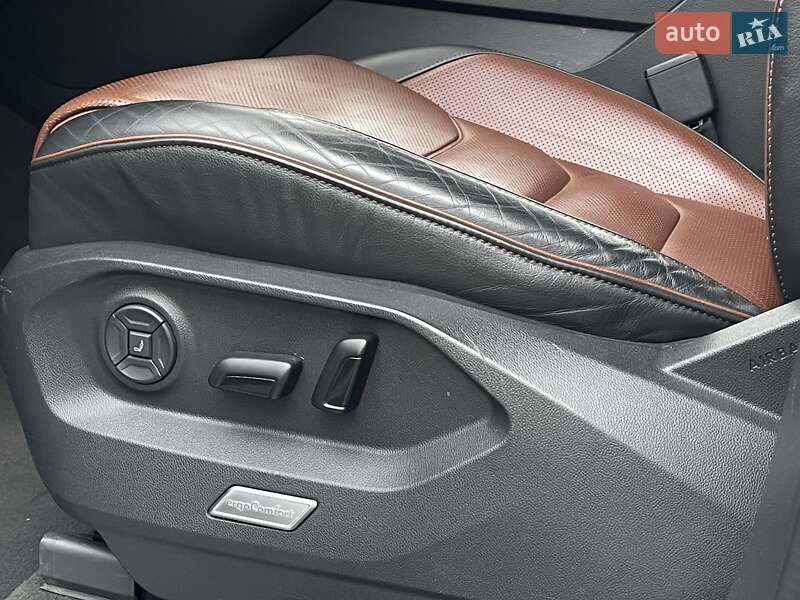 Позашляховик / Кросовер Volkswagen Touareg 2018 в Києві