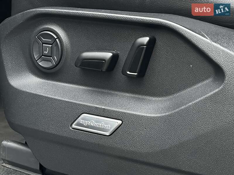 Позашляховик / Кросовер Volkswagen Touareg 2018 в Києві