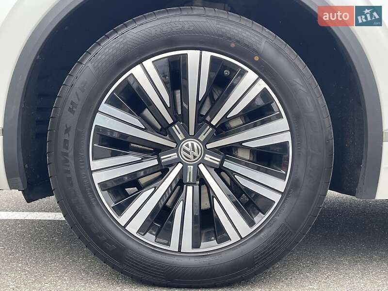 Позашляховик / Кросовер Volkswagen Touareg 2018 в Києві