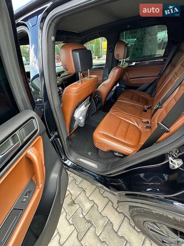 Внедорожник / Кроссовер Volkswagen Touareg 2014 в Днепре