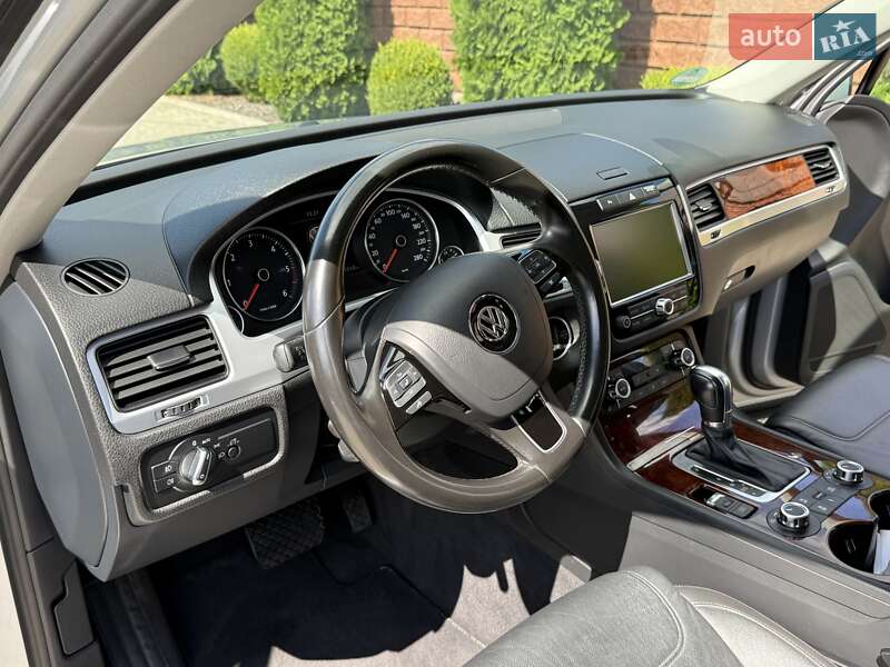 Внедорожник / Кроссовер Volkswagen Touareg 2013 в Ровно