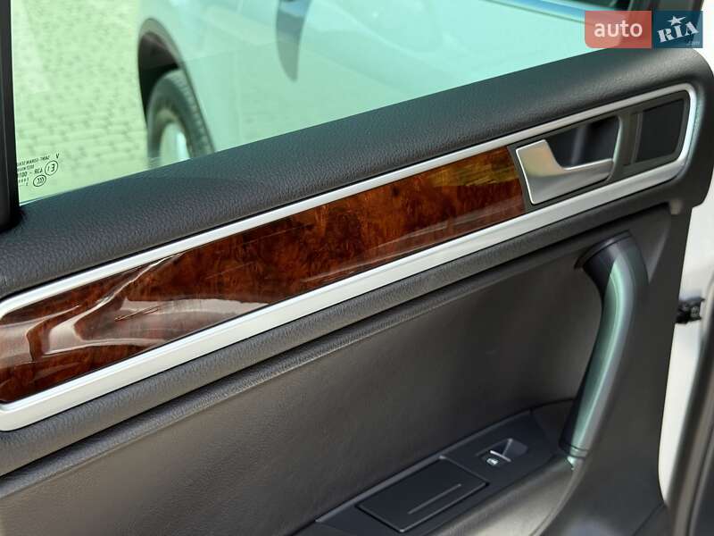 Внедорожник / Кроссовер Volkswagen Touareg 2013 в Ровно