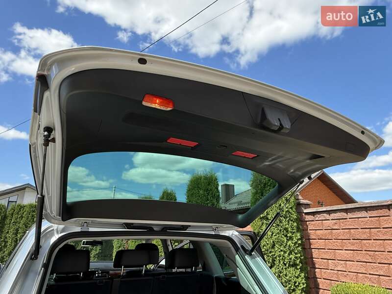 Внедорожник / Кроссовер Volkswagen Touareg 2013 в Ровно