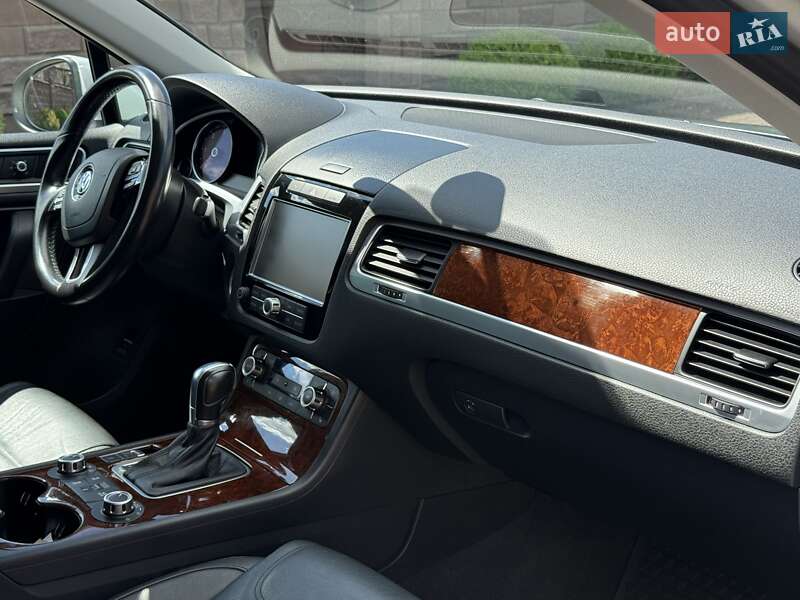 Внедорожник / Кроссовер Volkswagen Touareg 2013 в Ровно