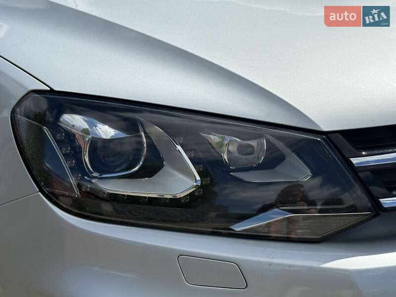 Внедорожник / Кроссовер Volkswagen Touareg 2013 в Ровно