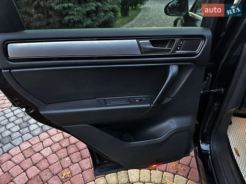 Позашляховик / Кросовер Volkswagen Touareg 2011 в Хусті
