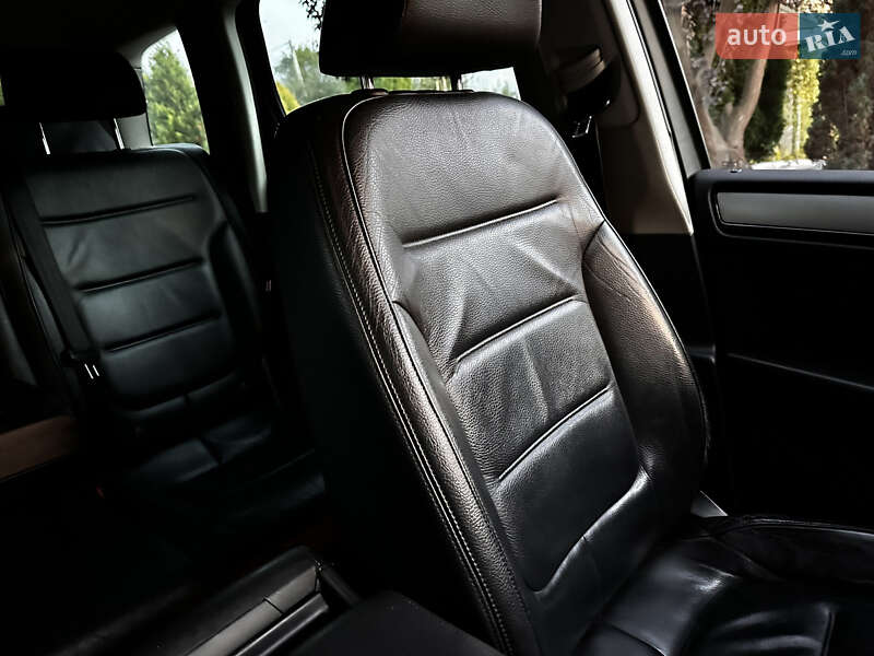Позашляховик / Кросовер Volkswagen Touareg 2011 в Хусті