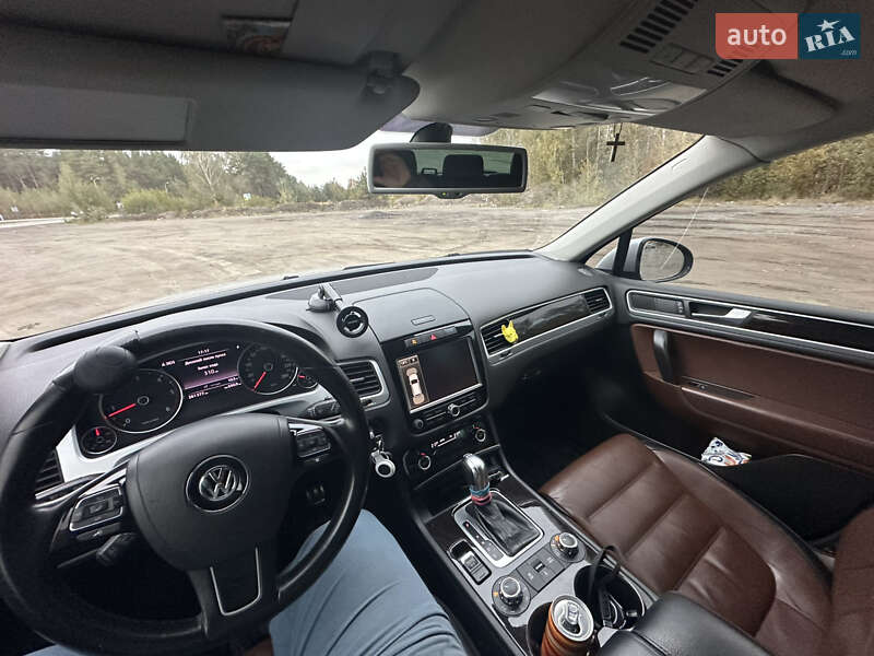Внедорожник / Кроссовер Volkswagen Touareg 2010 в Сарнах