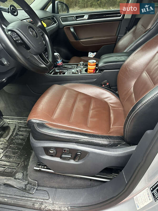 Внедорожник / Кроссовер Volkswagen Touareg 2010 в Сарнах