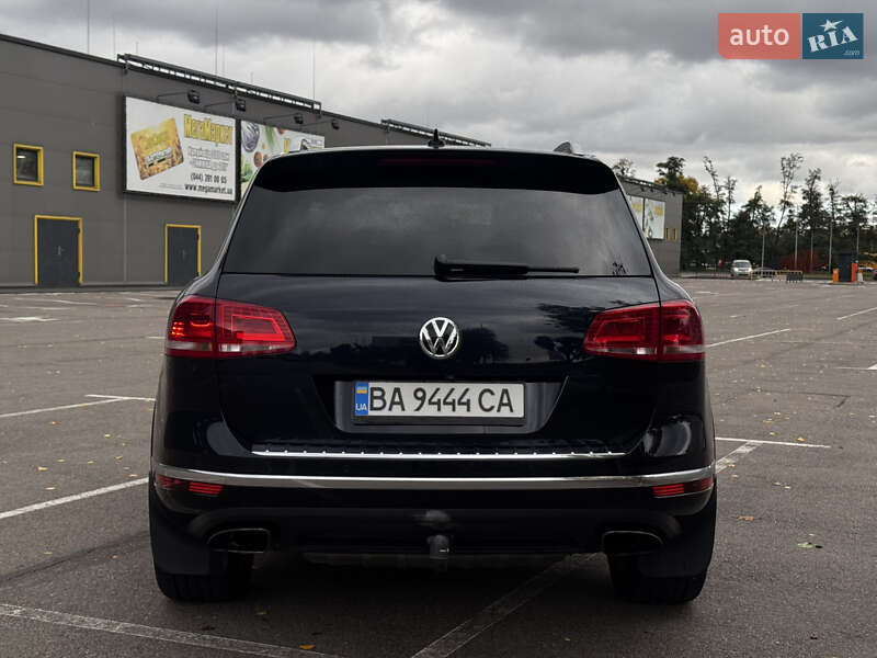 Позашляховик / Кросовер Volkswagen Touareg 2016 в Києві