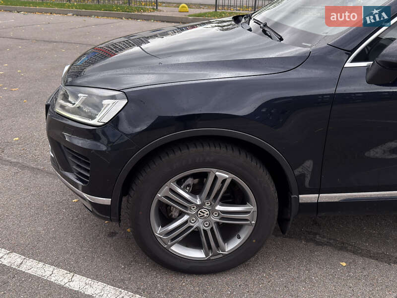 Позашляховик / Кросовер Volkswagen Touareg 2016 в Києві