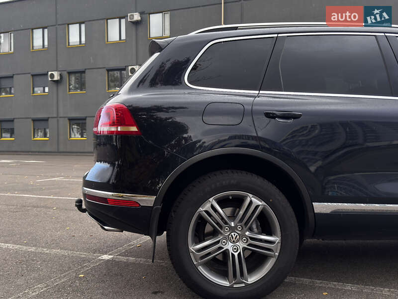 Позашляховик / Кросовер Volkswagen Touareg 2016 в Києві