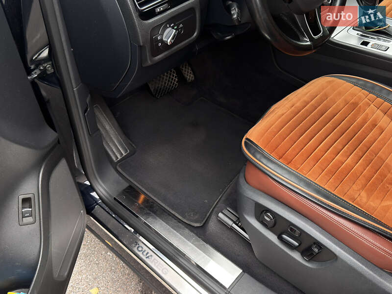 Позашляховик / Кросовер Volkswagen Touareg 2016 в Києві