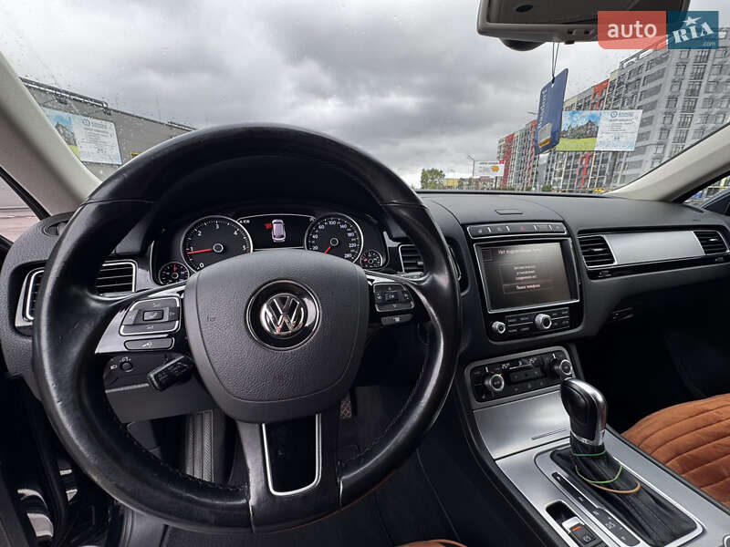 Позашляховик / Кросовер Volkswagen Touareg 2016 в Києві