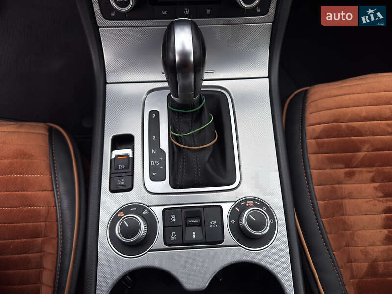 Позашляховик / Кросовер Volkswagen Touareg 2016 в Києві