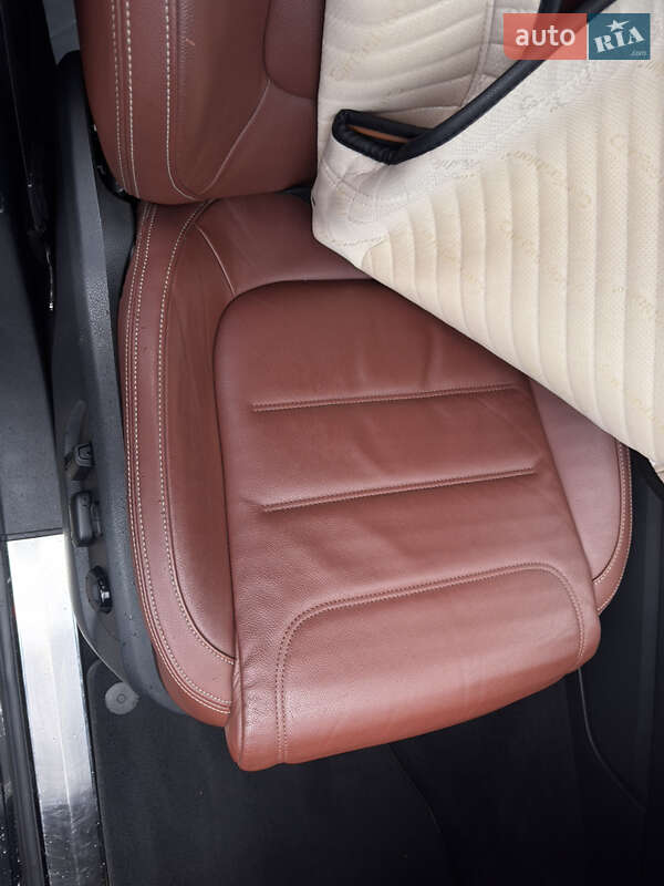 Позашляховик / Кросовер Volkswagen Touareg 2016 в Києві