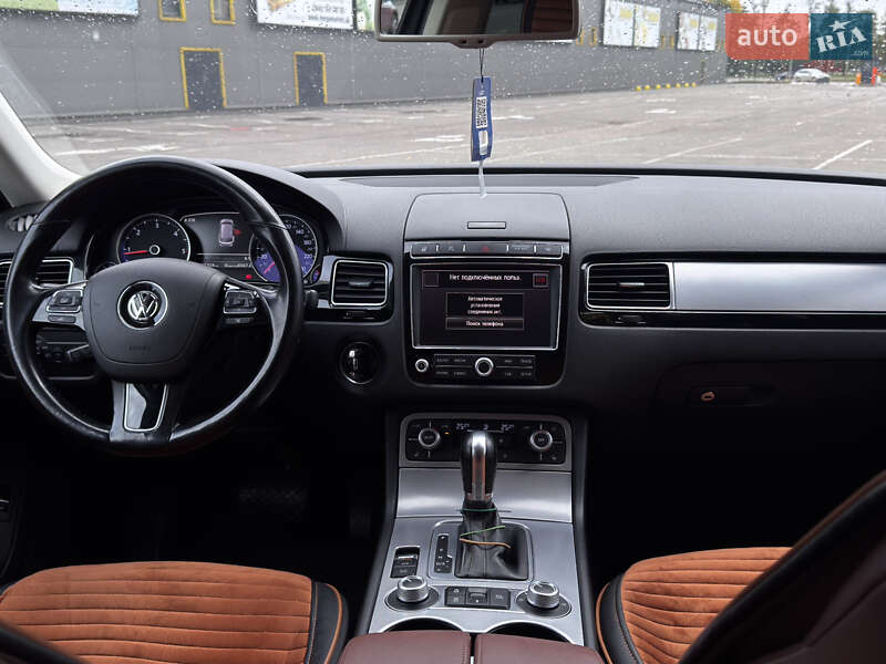 Позашляховик / Кросовер Volkswagen Touareg 2016 в Києві