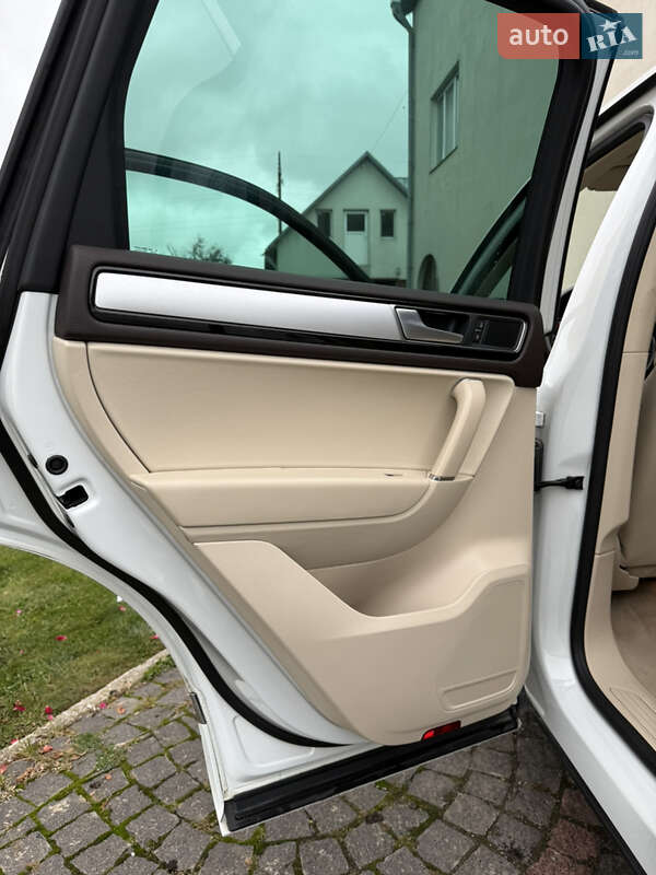 Внедорожник / Кроссовер Volkswagen Touareg 2015 в Тернополе