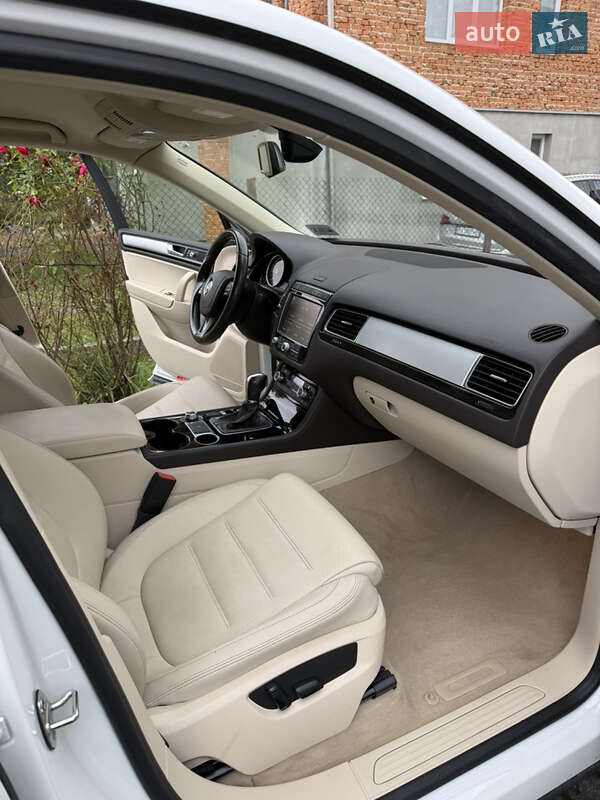 Внедорожник / Кроссовер Volkswagen Touareg 2015 в Тернополе