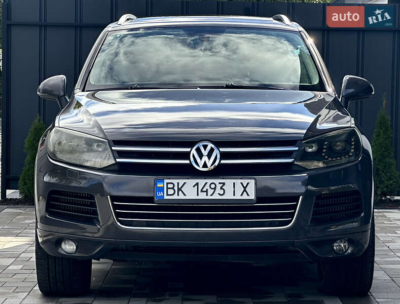 Внедорожник / Кроссовер Volkswagen Touareg 2011 в Ровно