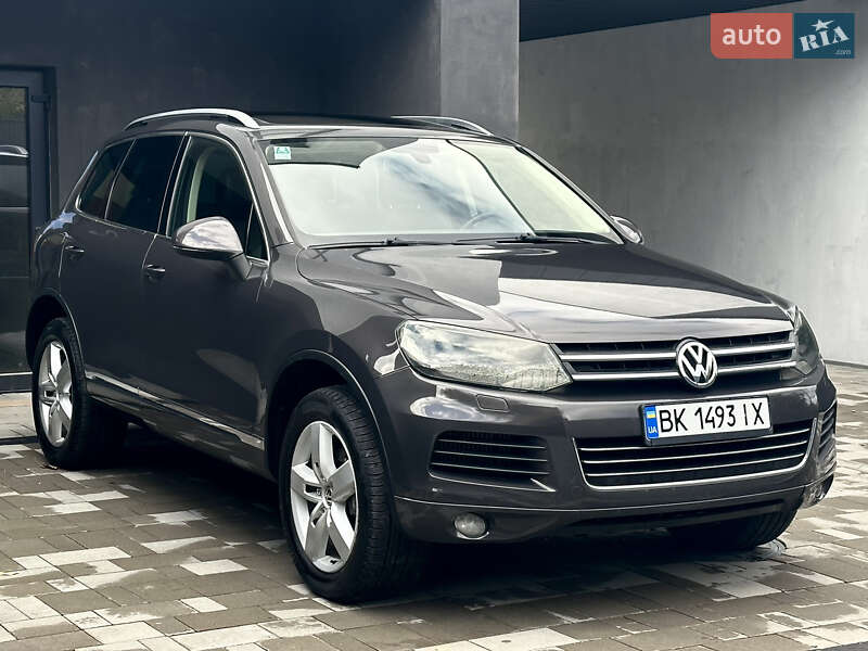 Внедорожник / Кроссовер Volkswagen Touareg 2011 в Ровно