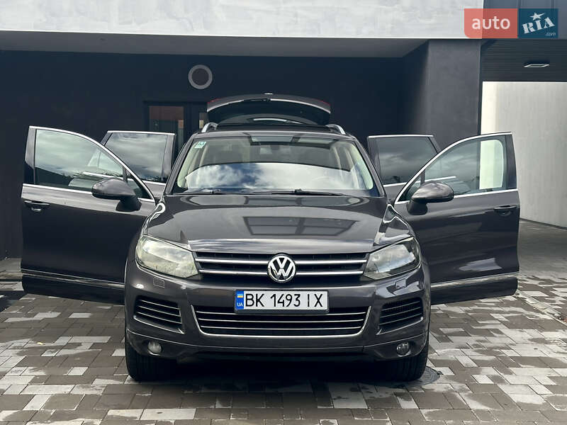 Внедорожник / Кроссовер Volkswagen Touareg 2011 в Ровно