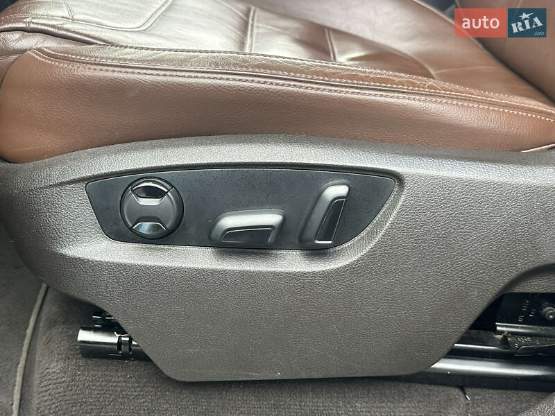 Внедорожник / Кроссовер Volkswagen Touareg 2011 в Ровно