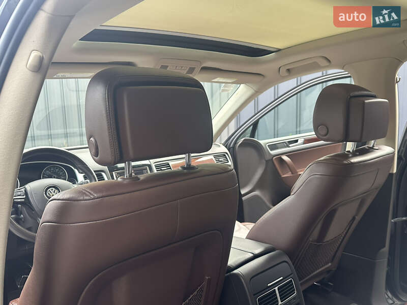 Внедорожник / Кроссовер Volkswagen Touareg 2011 в Ровно