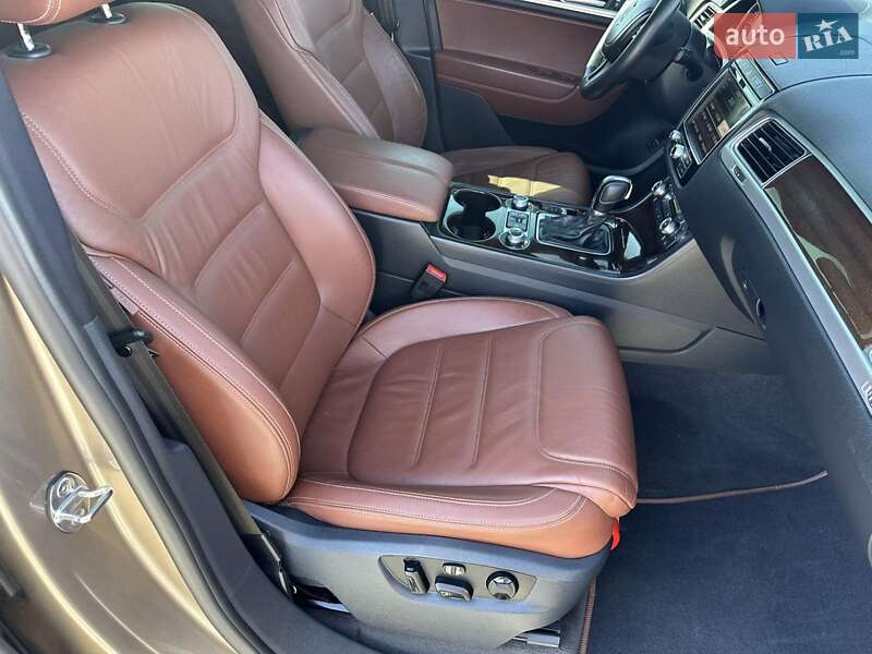 Позашляховик / Кросовер Volkswagen Touareg 2015 в Києві