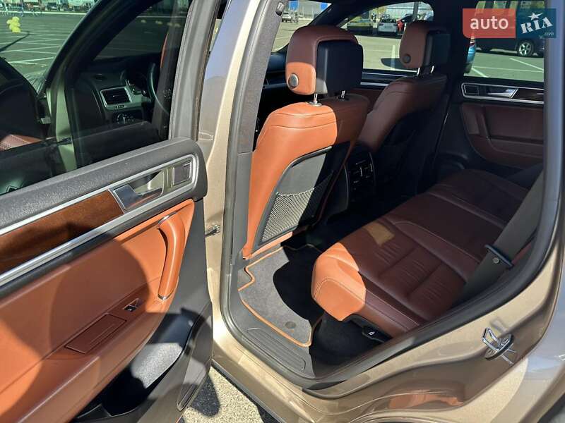 Позашляховик / Кросовер Volkswagen Touareg 2015 в Києві