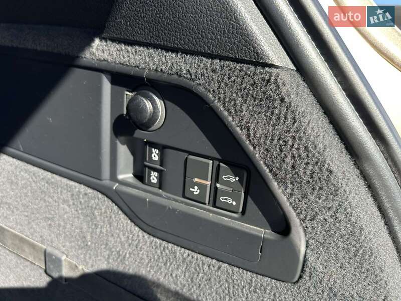 Позашляховик / Кросовер Volkswagen Touareg 2015 в Києві