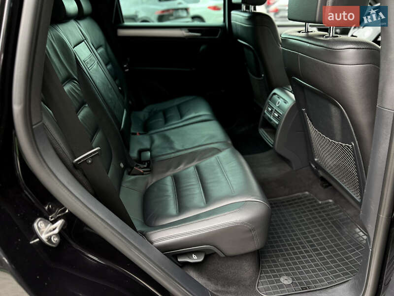 Позашляховик / Кросовер Volkswagen Touareg 2016 в Одесі