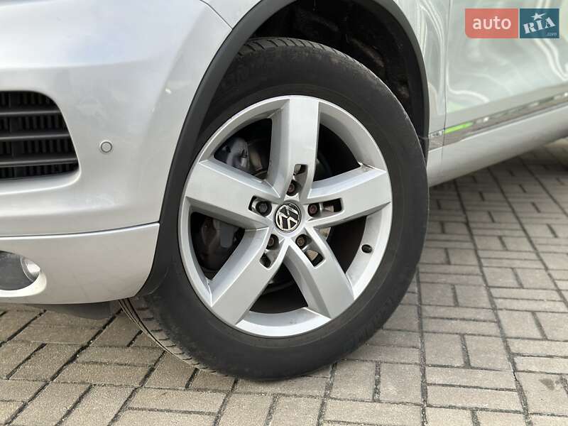 Позашляховик / Кросовер Volkswagen Touareg 2010 в Києві