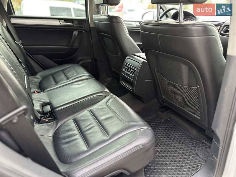 Позашляховик / Кросовер Volkswagen Touareg 2010 в Києві