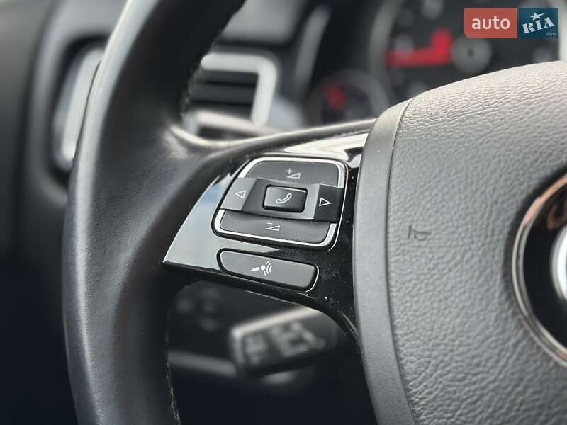 Позашляховик / Кросовер Volkswagen Touareg 2010 в Києві