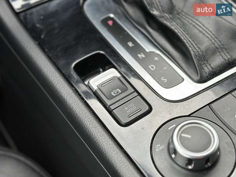 Позашляховик / Кросовер Volkswagen Touareg 2010 в Києві