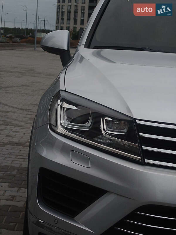 Внедорожник / Кроссовер Volkswagen Touareg 2015 в Киеве