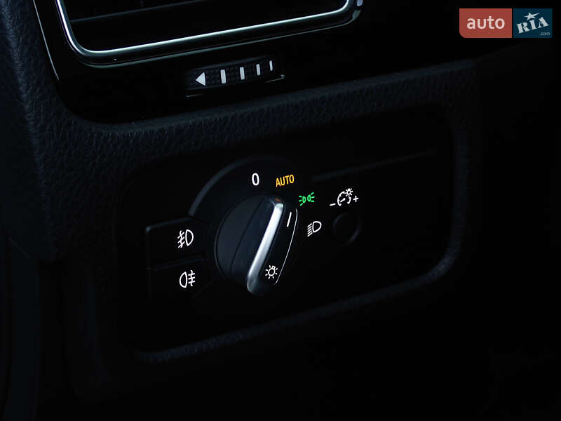 Внедорожник / Кроссовер Volkswagen Touareg 2015 в Киеве