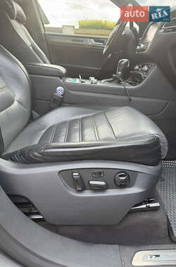 Внедорожник / Кроссовер Volkswagen Touareg 2015 в 
