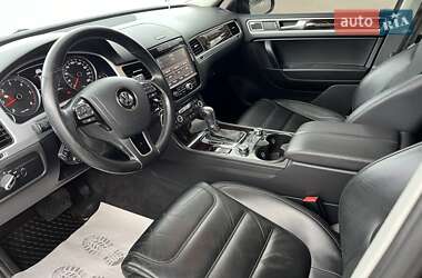 Внедорожник / Кроссовер Volkswagen Touareg 2011 в 