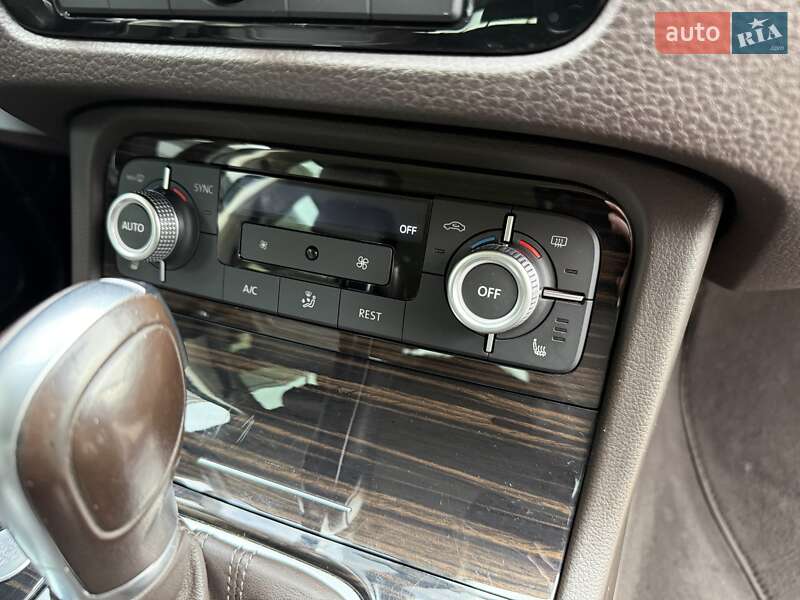 Позашляховик / Кросовер Volkswagen Touareg 2017 в Одесі