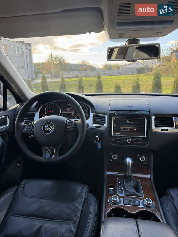 Внедорожник / Кроссовер Volkswagen Touareg 2014 в Киеве