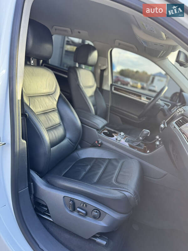 Внедорожник / Кроссовер Volkswagen Touareg 2014 в Киеве