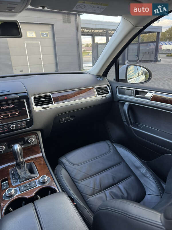 Внедорожник / Кроссовер Volkswagen Touareg 2014 в Киеве