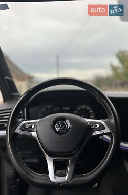 Внедорожник / Кроссовер Volkswagen Touareg 2018 в 
