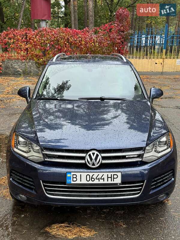 Внедорожник / Кроссовер Volkswagen Touareg 2013 в Полтаве