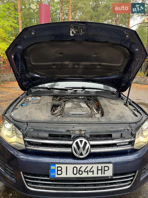 Внедорожник / Кроссовер Volkswagen Touareg 2013 в Полтаве