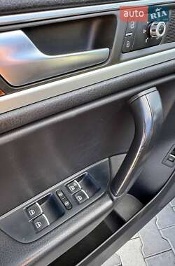 Внедорожник / Кроссовер Volkswagen Touareg 2011 в 
